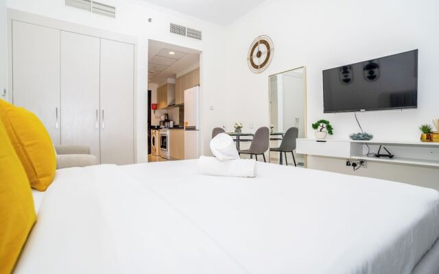 Tanin - Sleek Studio Offering Unobstructed City Views