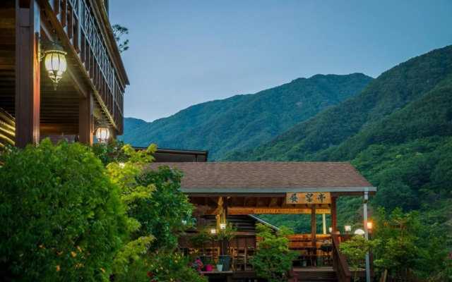 Gurye Jeonmangjoeunjip Pension