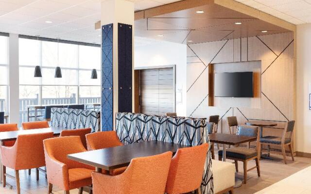 Holiday Inn Express & Suites Linden