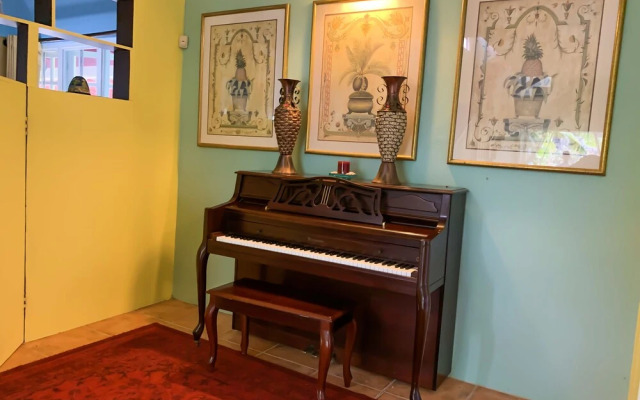 Russell Villas Garden House