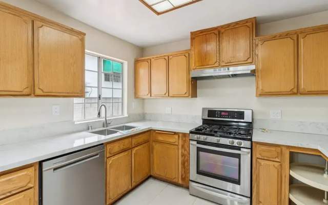 Russell House Near Hollywood & Griffith Park 3 Bedroom Home