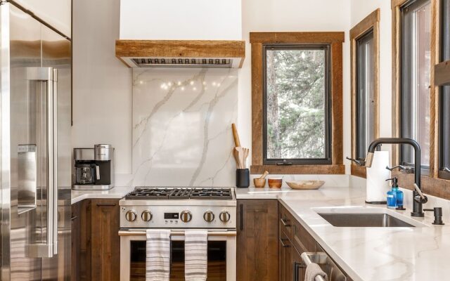 Winterleaf 4 Bedroom Home by RedAwning