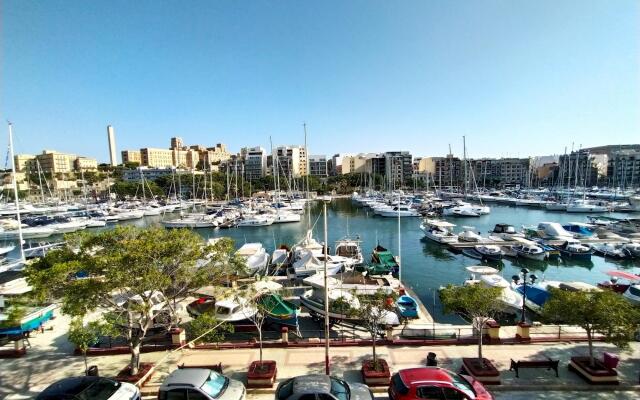 Bright and Spacious 2 Bedroom Apartment with Harbour View - 3
