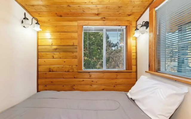 Tranquil 2-Bedroom Retreat