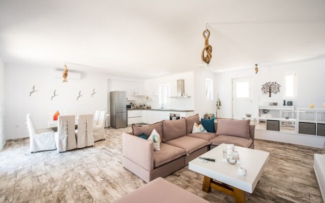 Funky holiday home with pool, next to the beach by VillaRentalsgr