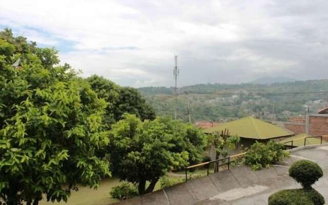 De Dago Pakar Villa by HouseinBandung