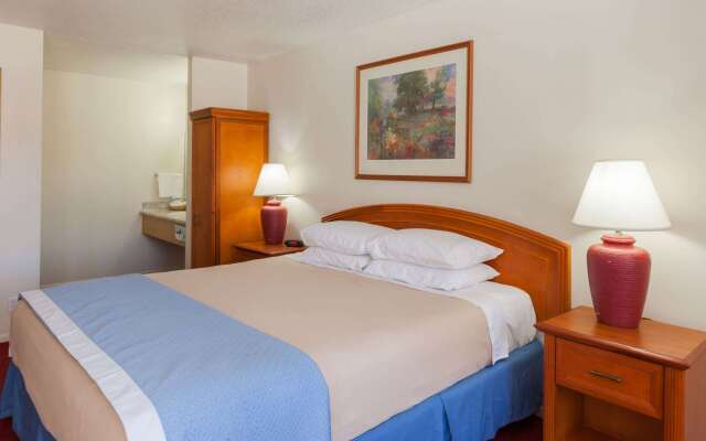Days Inn by Wyndham Castaic Six Flags Magic Mountain