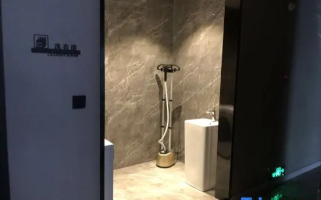 Yihai Hotel (Zhengzhou South China City Longhu Jinyi City Shopping Center Branch)