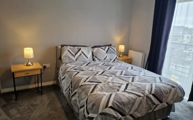 Stylish 2-bed Apartment - Sleeps 4, Parking & Wifi