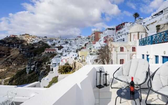 Firalia, Casa In Rock Suites