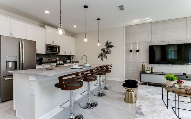 4bed 3Ba Storey Lake Home w. Pool