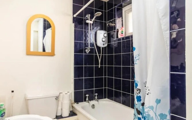 Homely 2 Bedroom House in Kennington With Garden