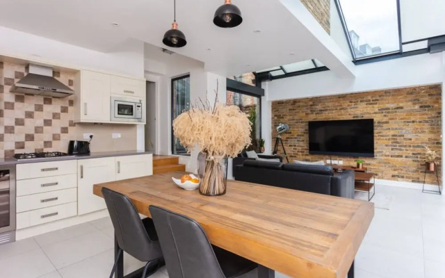 Luxury 2 Bedroom Apartment With Large Garden & gym