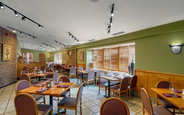 Travelodge by Wyndham Kingston LaSalle Hotel