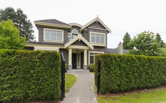 Grand 4 Bedroom Vacation House near Vancouver Downtown