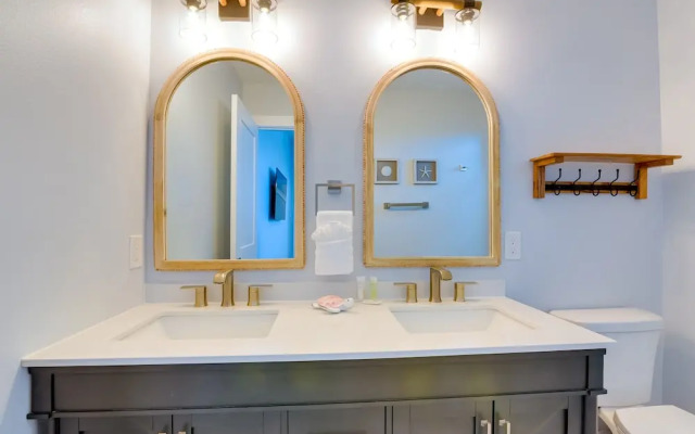 Steps to Beach: Vibrant House in Galveston!