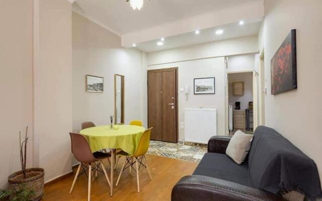 Private Pristine Balcony Home- Heart of the Center