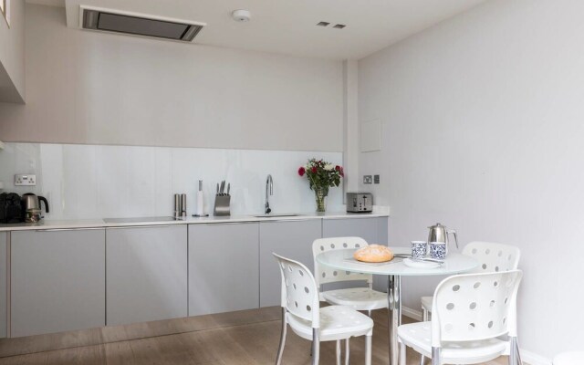 Central and Modern Split Level 2BR Covent Garden Apt