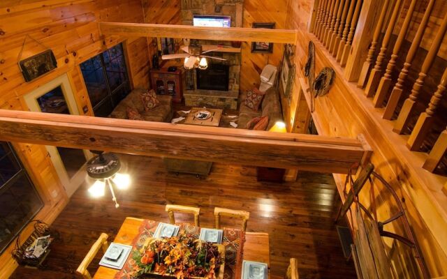 Breathless Cabin Includes Free Wifi, Parking Onsite, Private Hot Tub, and BBQ by Redawning