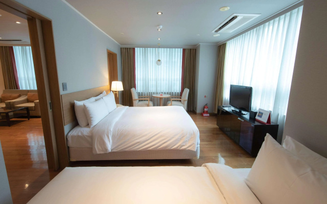 Ramada Hotels & Suites Seoul Namdaemun - Image 4