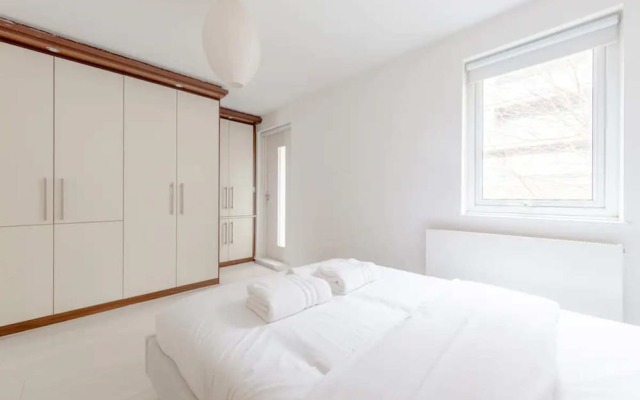 Bright 2BD Flat With Balcony - Tower Hill