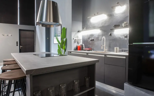 Modern Industrial Apt In Neos Kosmos