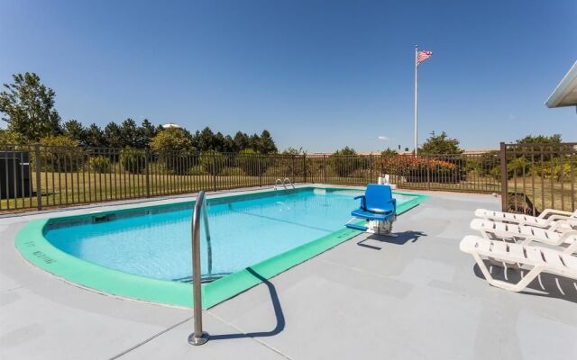 Days Inn & Suites Dundee