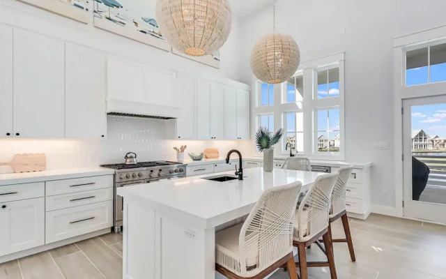 Lakeside Luxury 230 LAK