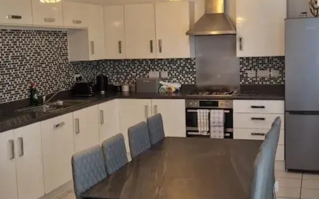 4-bed Charming Pet-friendly House w/ Garden