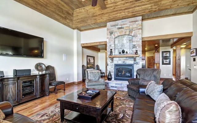 Lofty Fox Villa by RedAwning