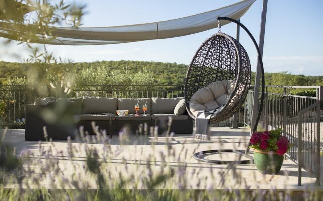 Art Villa Sis With Private Pool