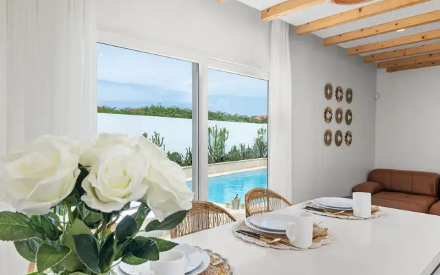 NEW 5br5 5BA Villa Private Pool Close 2 Beach