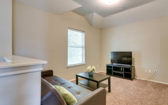 Pet-friendly Pearland Home ~ 21 Mi to Houston!