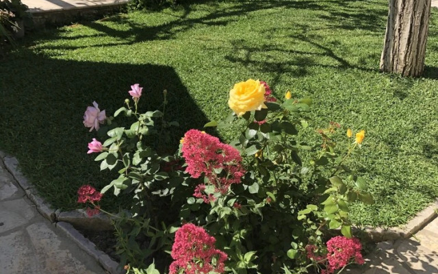 Charming 2-bed House in Kallithea