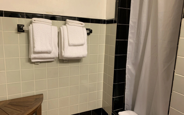 Vineyard Harbor Motel - Private Beach