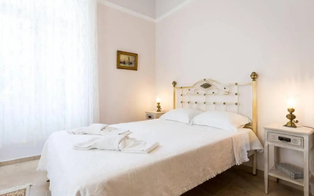 Neoclassical flat with 2 bedrooms in Piraeus
