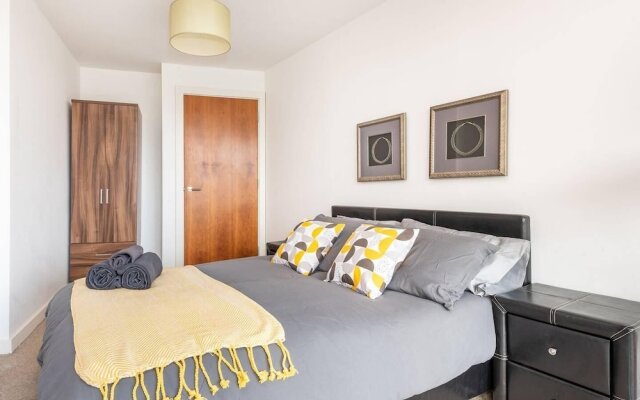 Light and Bright 1BR Apartment Close to Station