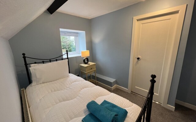 Traditional 3-bed Cottage, Log Burner & Sea Views!