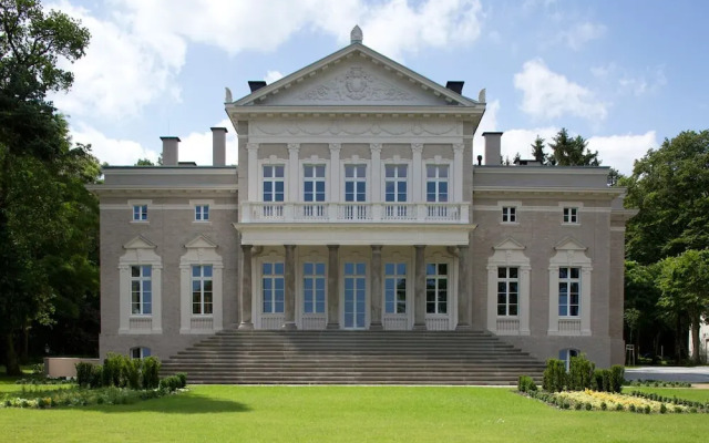 Manowce Palace