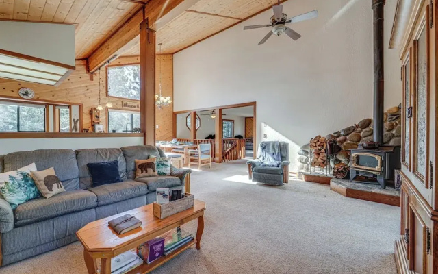 Home 1 Mi to Downhill Ski Resort: Bring Your Pets!