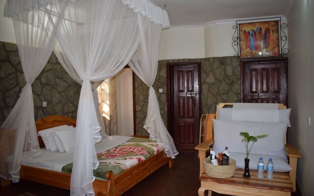 Ngorongoro Lodge & Campsite