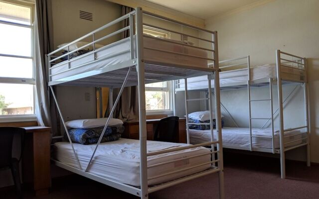 Young Budget Accommodation - Hostel – Guest Rooms – Young