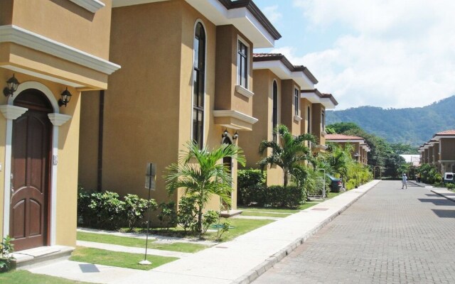 Arrecifes Condominium