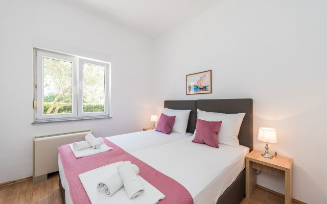 Apartment Angie 220m From the Beach