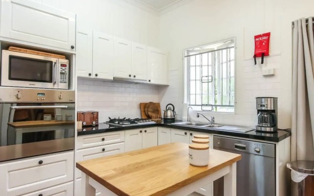 Quiet 3 Bedroom House in Albion With Parking