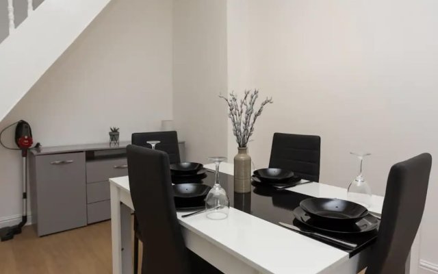 Impeccable 2-bed House in Stoke-on-trent