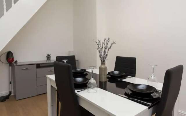 Impeccable 2-bed House in Stoke-on-trent