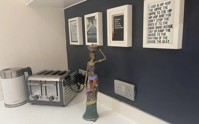 Artsy Retreat - Sleeps 8, Free Parking & Balcony — фото 2