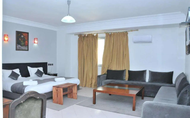 Hotel East West