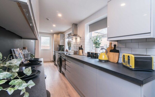OnPoint - Large 6 Bed House With Parking